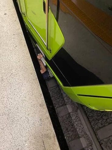 Yaşlı adam şakalaşırken metroya düştü