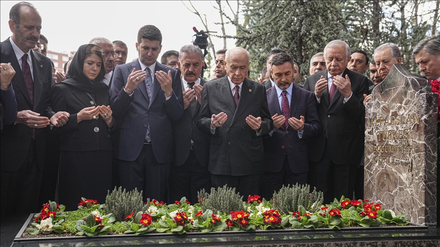 MHP Genel Başkanı Bahçeli, Alparslan Türkeş'in kabrini ziyaret etti