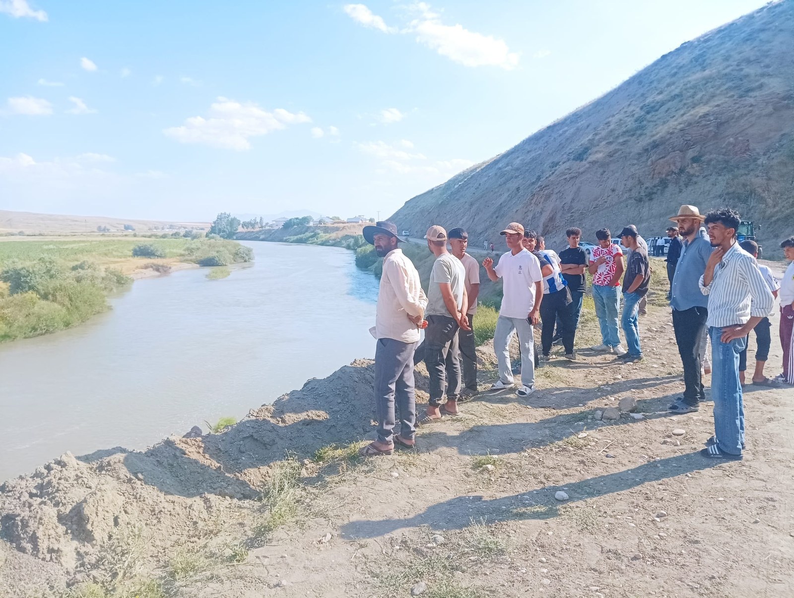 Akarsuya düşen iki kardeşten biri hayatını kaybetti, diğeri kayıp