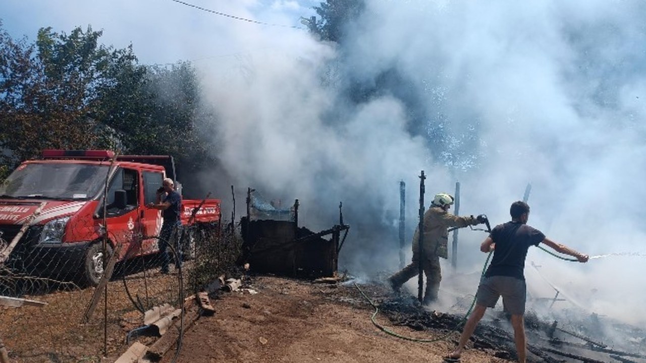 Silivri'de bir çiftliğin odunluğunda çıkan yangın kulübeye sıçradı