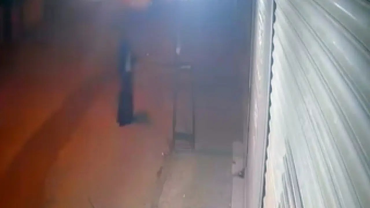 Kimliğini gizlemek için kara çarşaf giyip, kurşun yağdırdı
