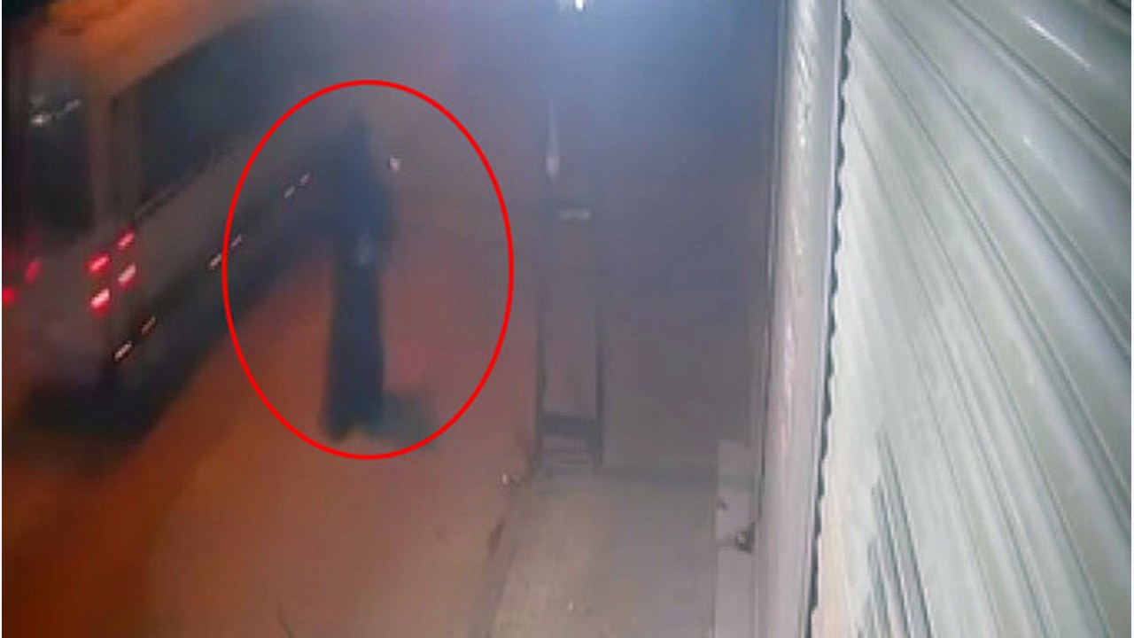 Kara çarşaf giyip iş yerine kurşun yağdırdı