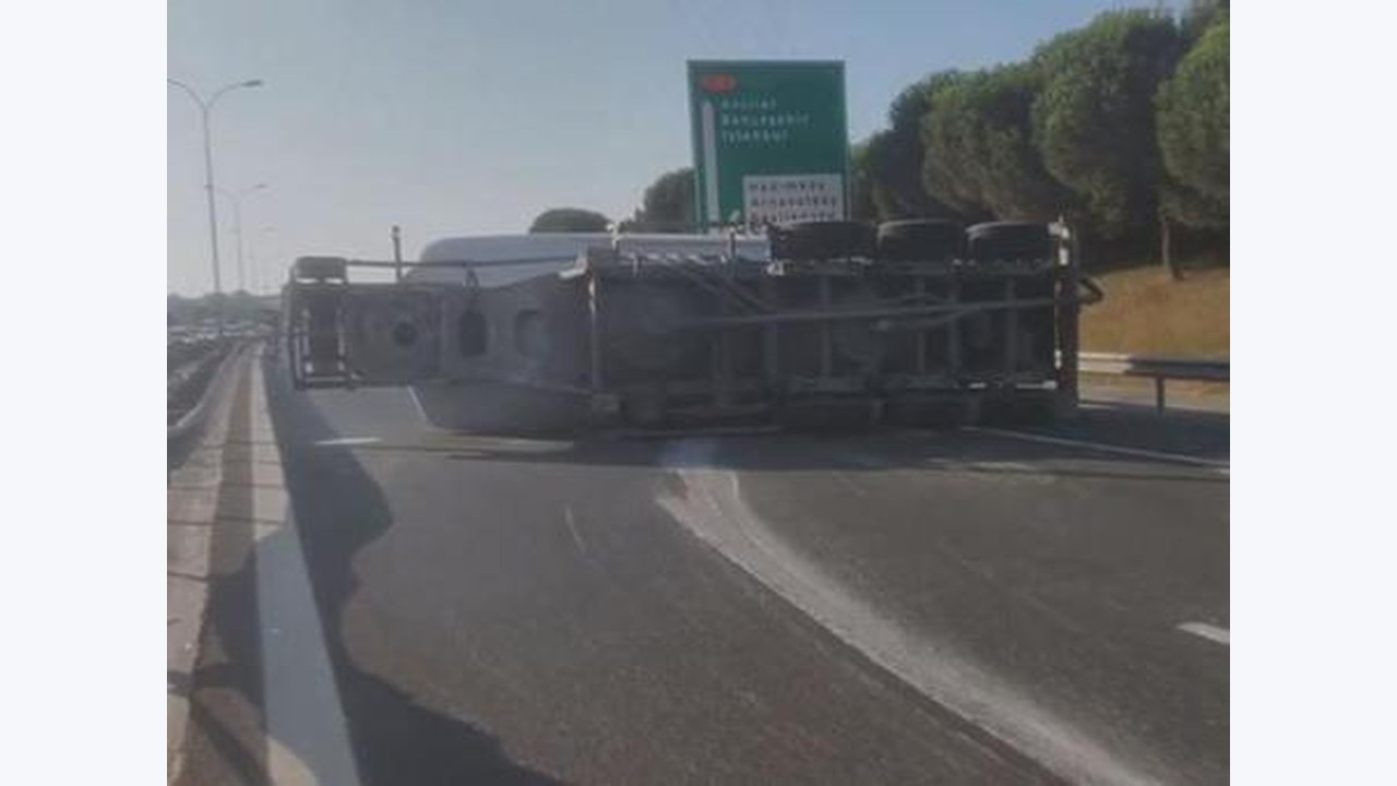 Son dakika... Büyükçekmece'de beton tankeri devrildi! Yol trafiğe kapatıldı