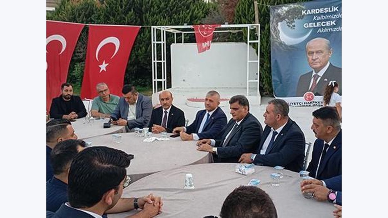 İzmir'de MHP'ye katılan 350 kişiye rozet takıldı