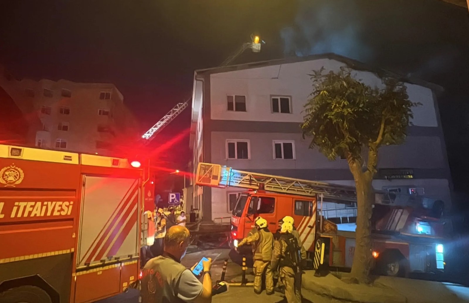 Cerrahpaşa Diş Hekimliği Fakültesi'nde çatı yangını! Alevler kontrol altına alındı