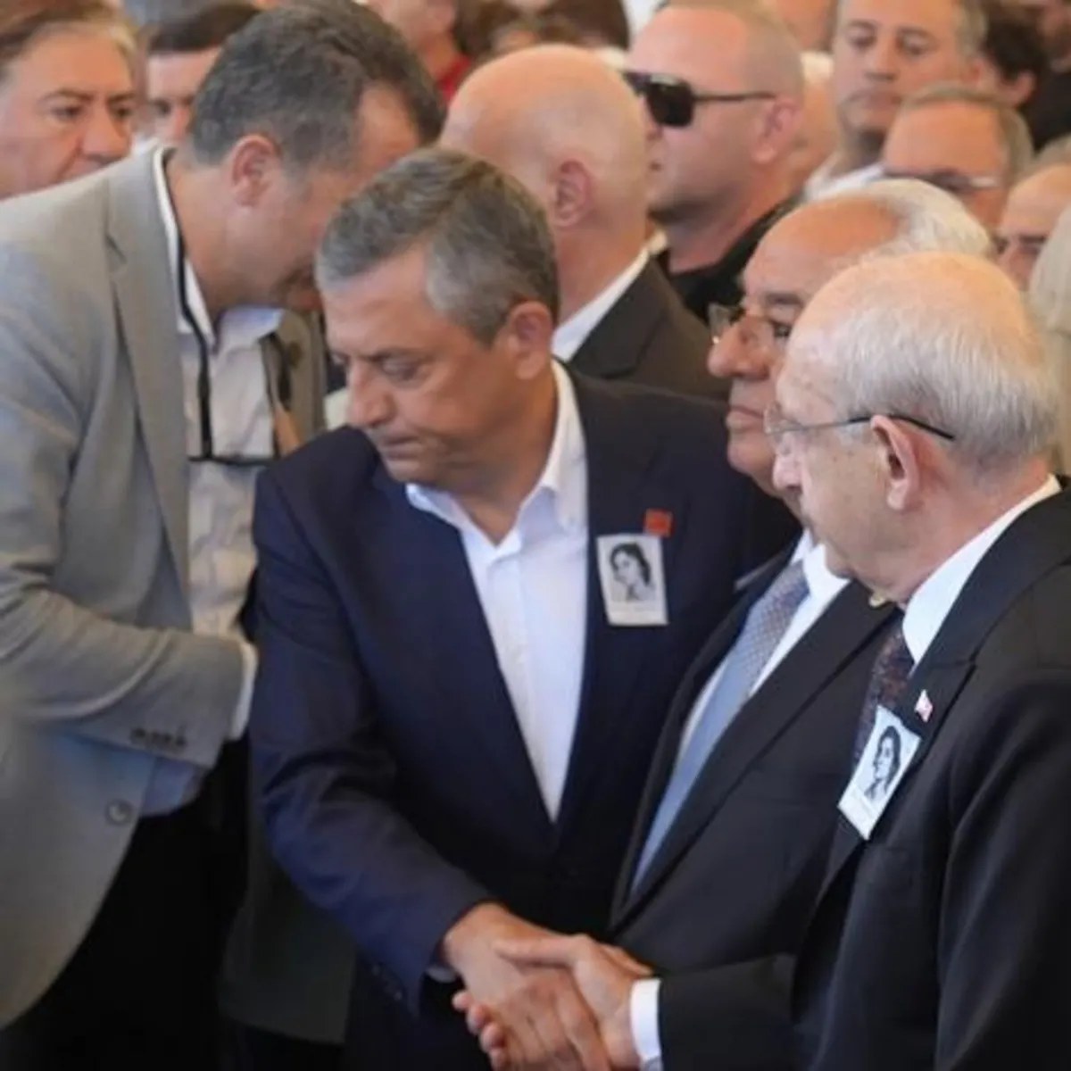 Kılıçdaroğlu ve Özel cenazede tokalaştı! CHP'de mutlak butlan sonrası ikinci temas