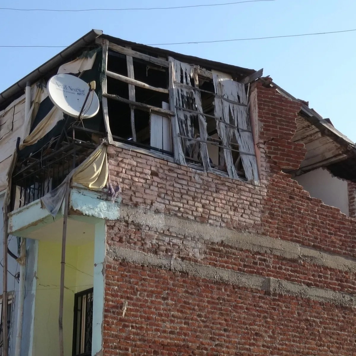 Malatya'da korkutan deprem! İki katlı müstakil evde kısmi göçük oluştu