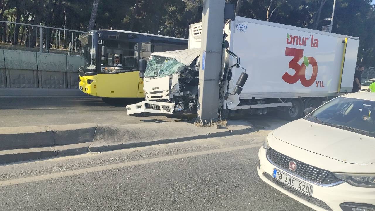Bahçelievler D-100'de seyir halindeki kamyonet direğe çarptı: Şoför yaralandı