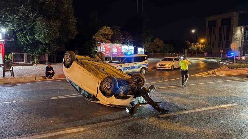 Takla atan otomobil sürücüsü olay yerinden kaçtı
