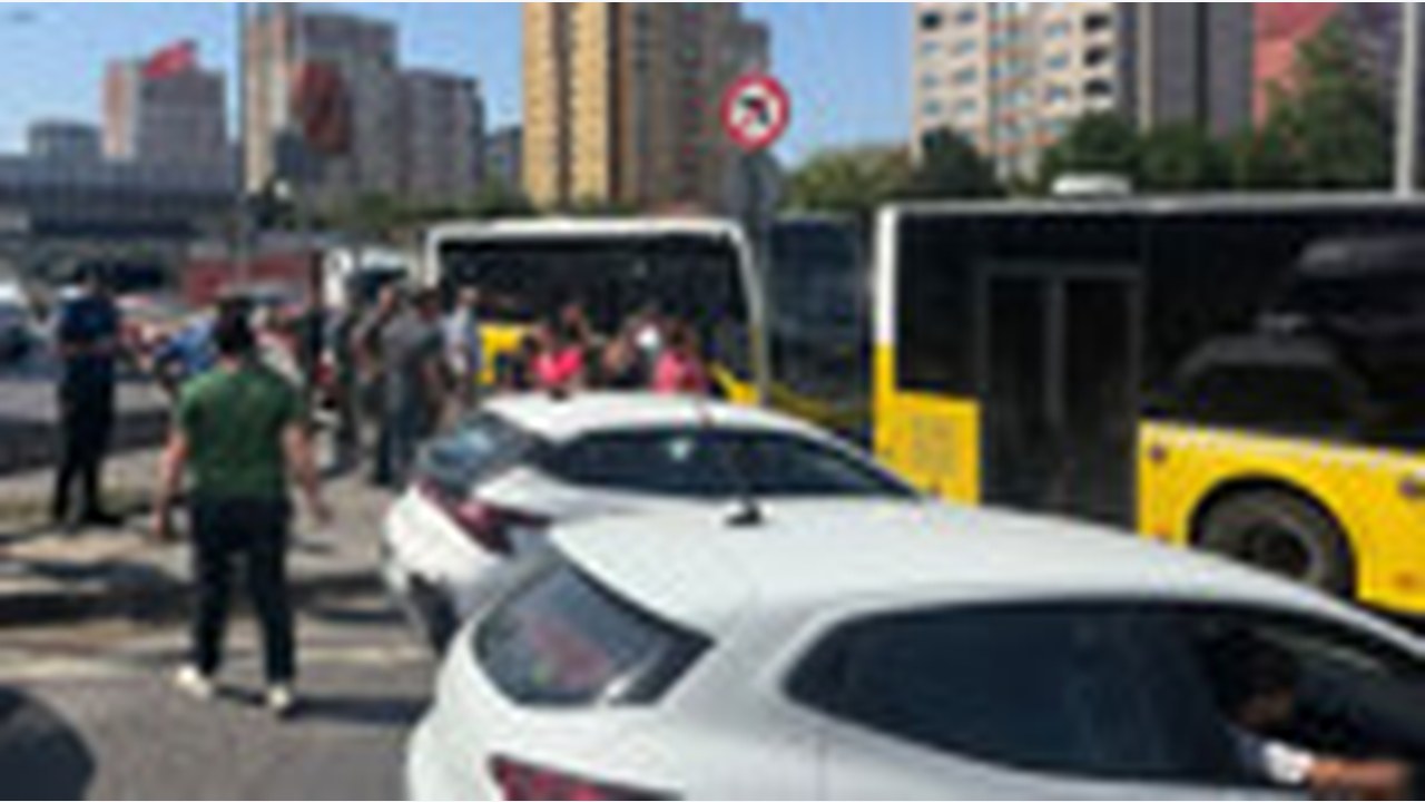 Beylikdüzü'nde 2 İETT Özel Halk Otobüsü çarpıştı: 2 yaralı