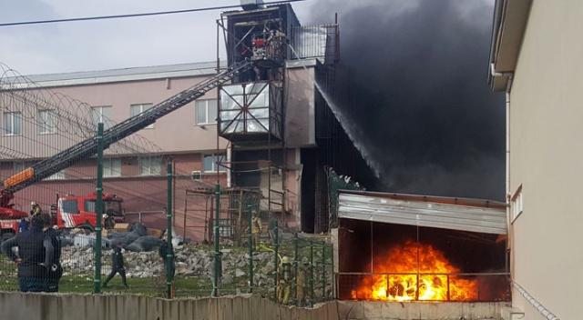 Arnavutköy'de korkutan fabrika yangını