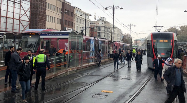 Beyazıt'ta tramvay raydan çıktı!