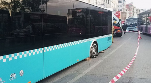Kadıköy'de yol çöktü! Özel halk otobüsünün tekeri içine düştü