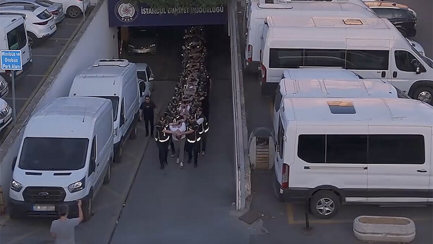 İstanbul merkezli organize suç örgütlerine yönelik operasyonda yakalanan 103 zanlı adliyede