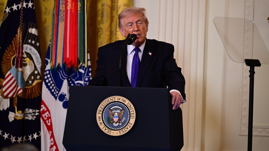 Beyaz Saray'daki teleprompter sorumlusunun Trump'ın konuşma metinleri üzerinden bahis açtığı iddiası