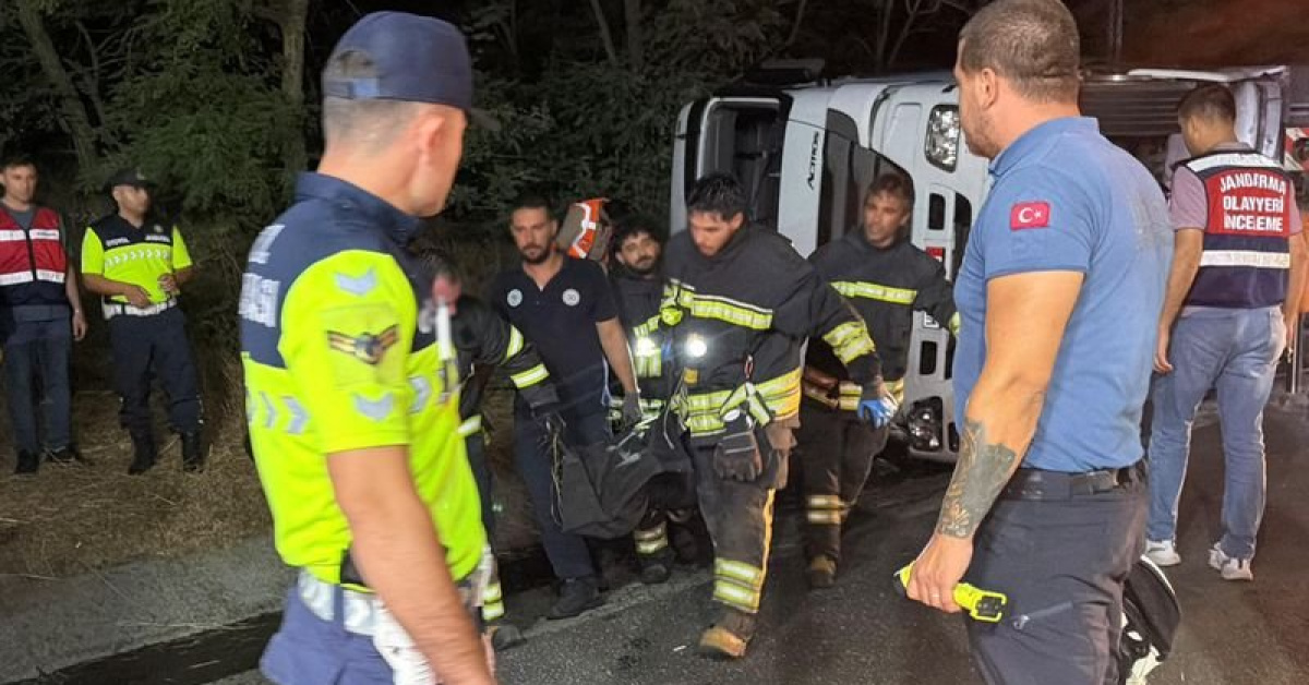 TEM Otoyolu'nda devrilen TIR'ın sürücüsü öldü | Son dakika haberleri