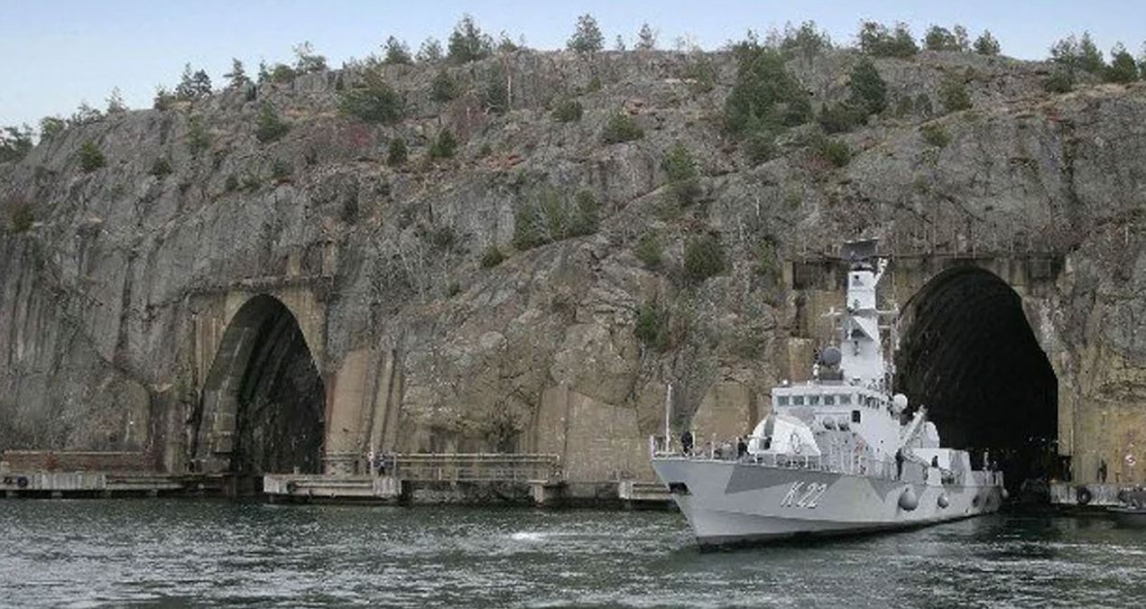 İsveç, savaş gemilerini dağın içine girebilecek devasa deniz üssünü yeniden açtı