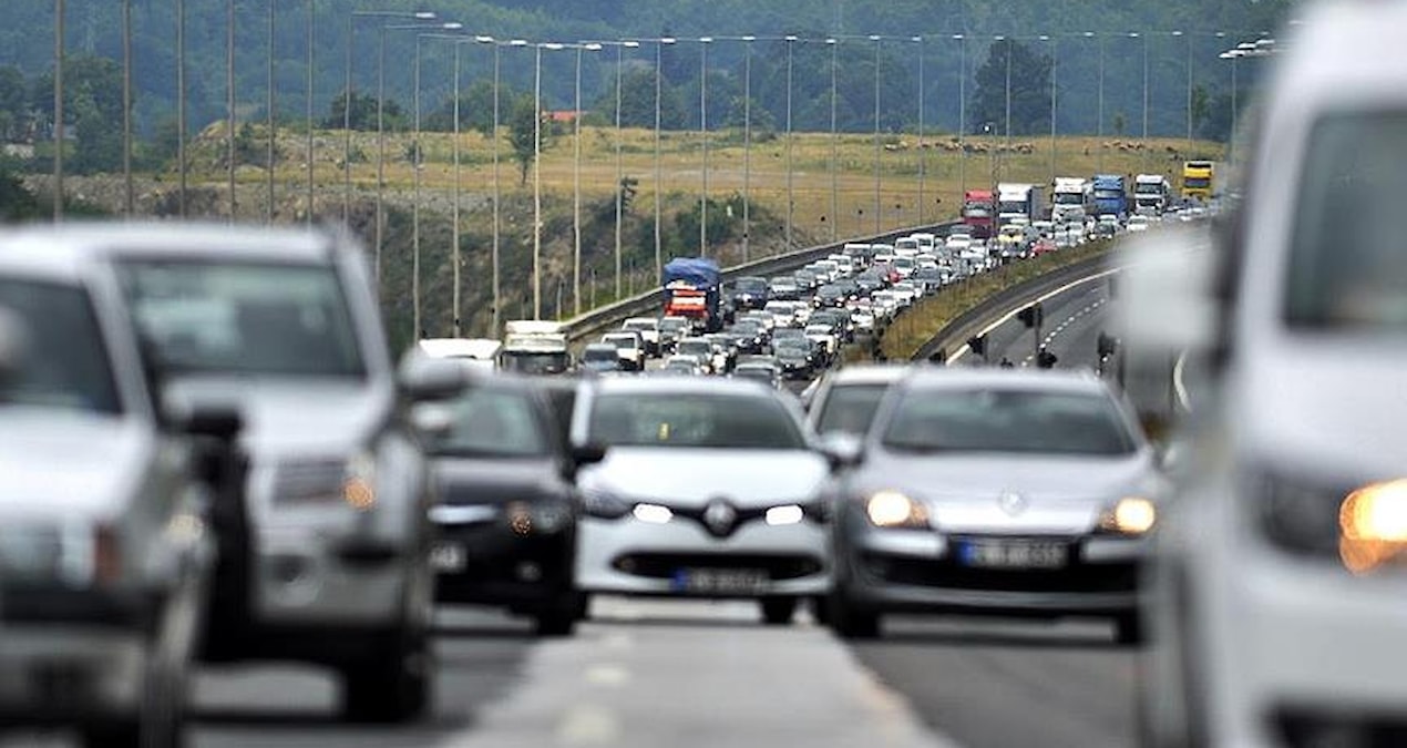 Bu trafik levhasını görüp şerit değiştirmeyen yandı: Cezası var - Sözcü Gazetesi