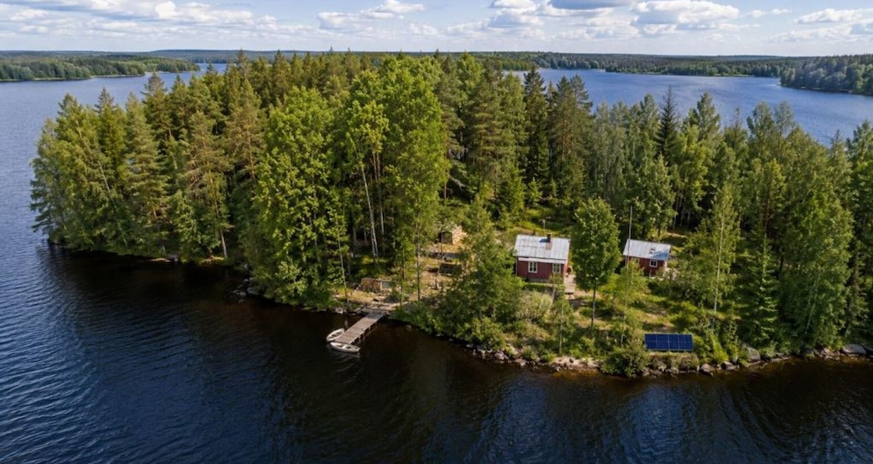 Finlandiya'da bir adam şaka gibi fiyata satın aldığı adayı ev haline getirdi