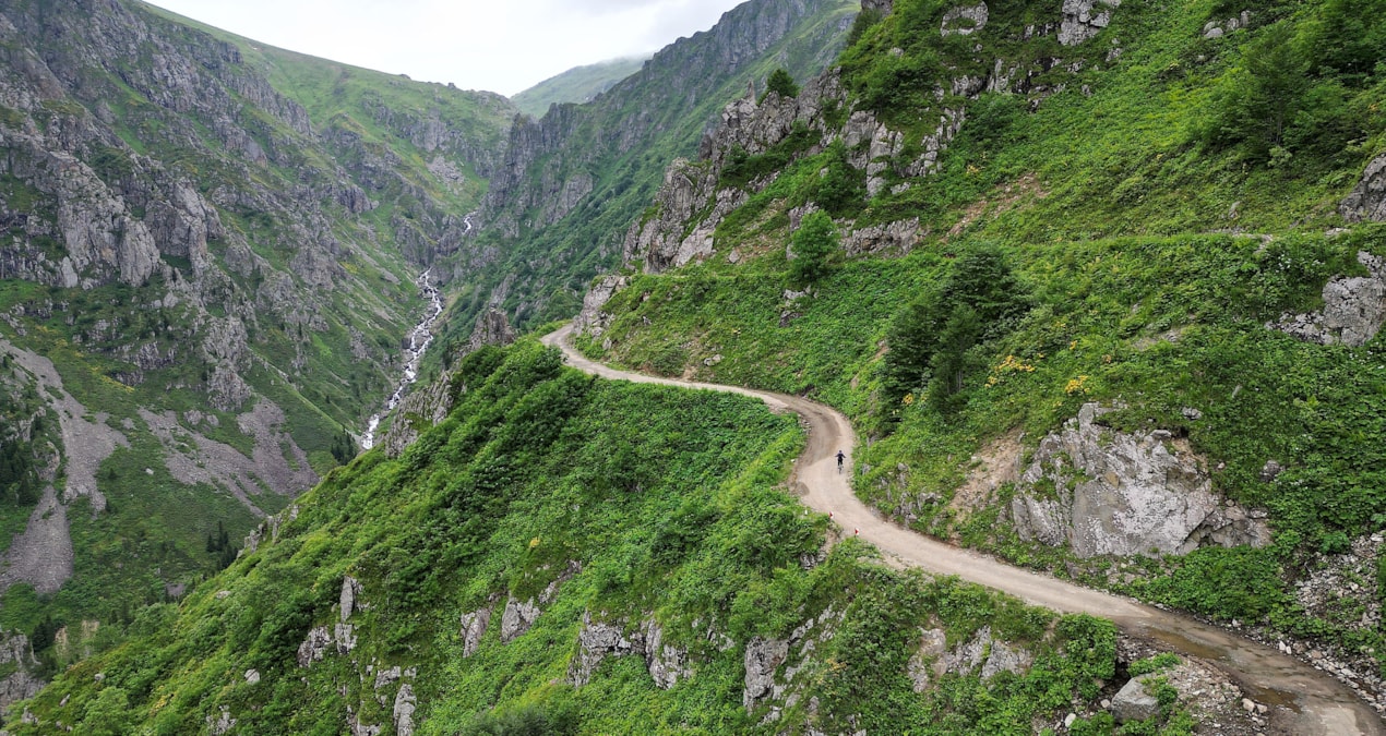 Dünyanın en tehlikeli yolu Türkiye'deymiş: Turistler akın akın görmeye geliyor - Sözcü Gazetesi