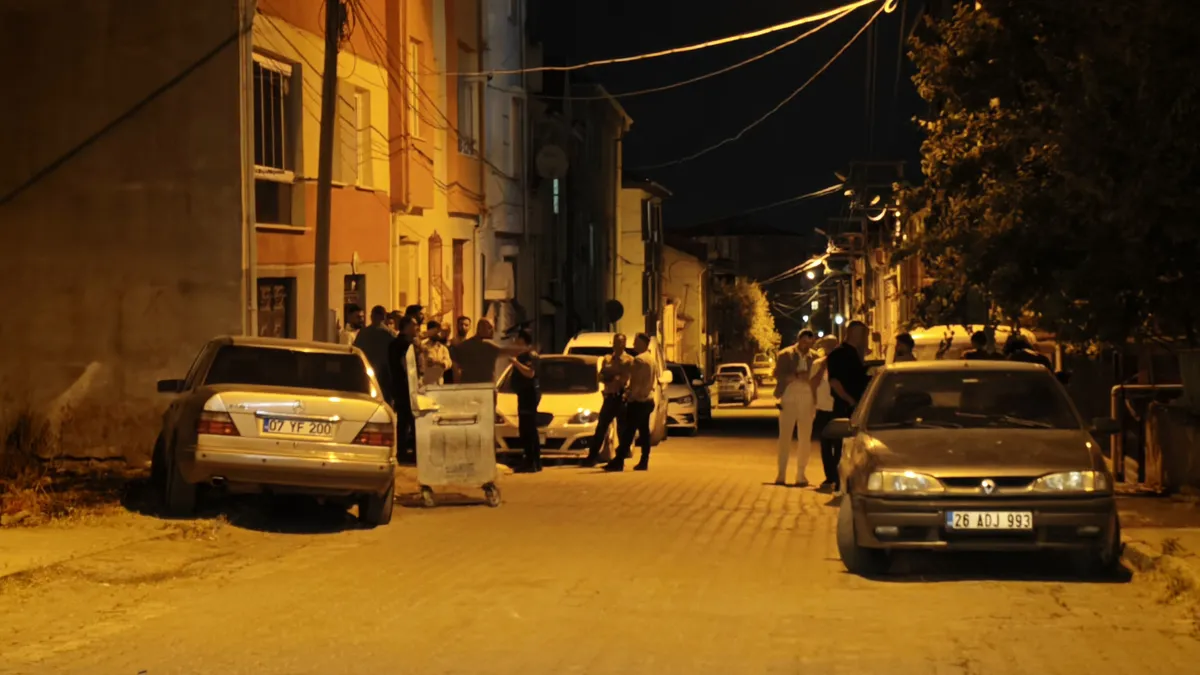 Komşu kavgası ortalığı savaş alanına çevirdi! 1'i polis 11 yaralı