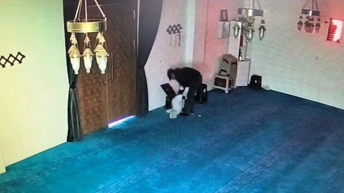 Camide hırsızlık kamerada! Kur'an kursu için biriken iki aylık bağış saniyeler içinde çalındı