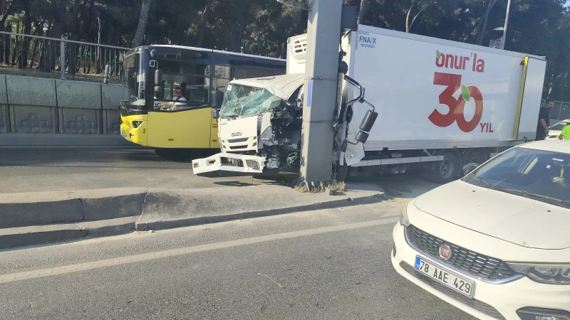 Bahçelievler D-100'de kamyonet direğe çarptı: Şoför yaralandı