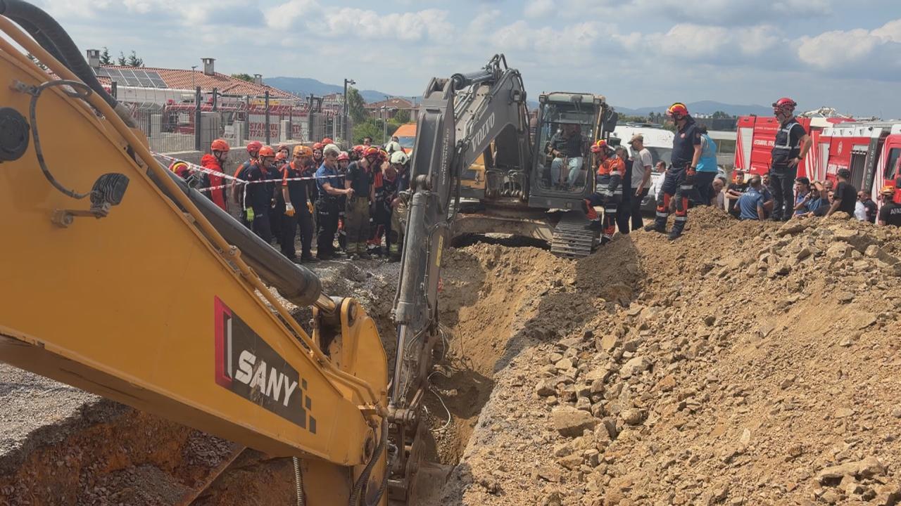 Tuzla'da inşaat alanında kanalizasyon kazısı sırasında toprak kayması meydana geldi