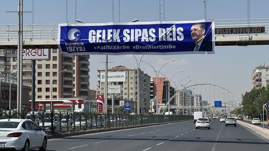 AK Parti Diyarbakır Gençlik Kollarından Cumhurbaşkanı Erdoğan'a pankartla teşekkür