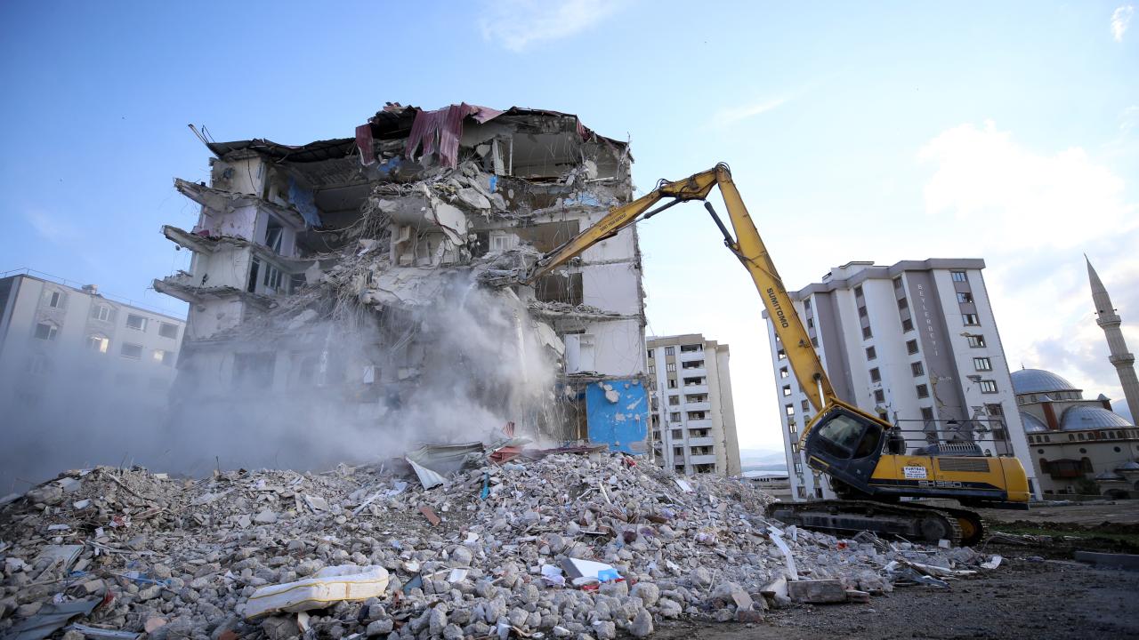 Yüksek Binaların Yıkımıyla İlgili Yeni Kurallar: Çevre, Şehircilik ve İklim Değişikliği Bakanlığı Yardımcı