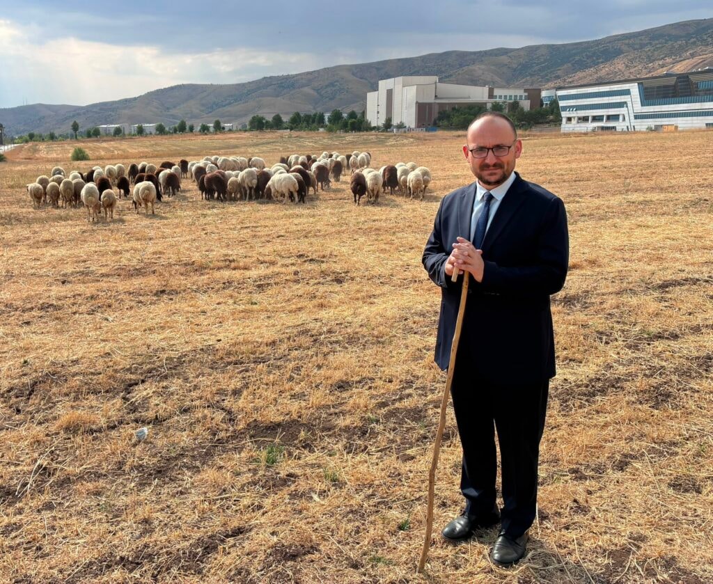 AKP'ye tepki: Rektör, koyun fotoğrafının sırrı ortaya çıkıyor