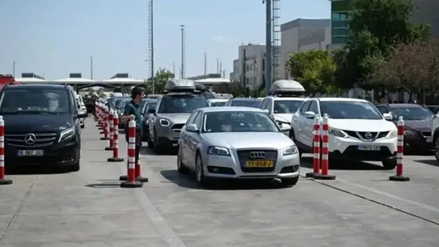 Yıllık izinleri biten gurbetçilerin dönüş yolculuğu sürüyor: Sınır kapılarında yoğunluk