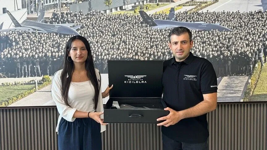 Dünya şampiyonu T3 Vakfı bursiyeri Ayşegül Balım Yabacı, Selçuk Bayraktar'ı ziyaret etti