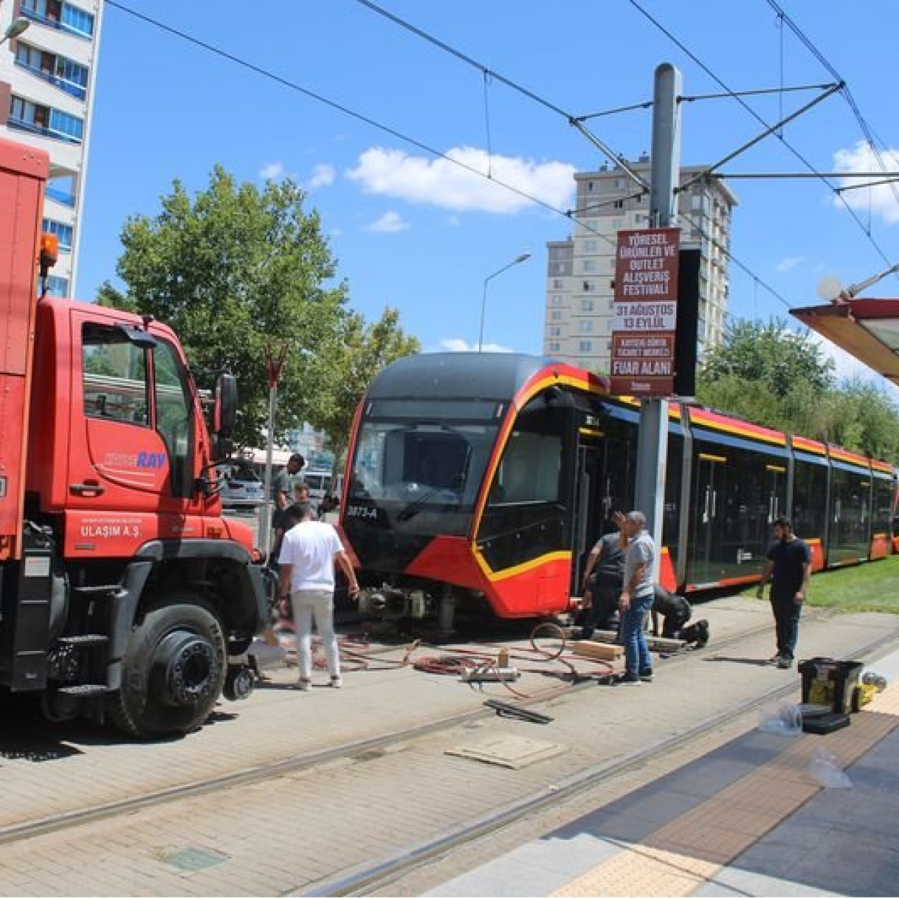 Kayseri'de Tramvay Çarptığı Genç, Cazip Yaralı olarak Kaldırıldı