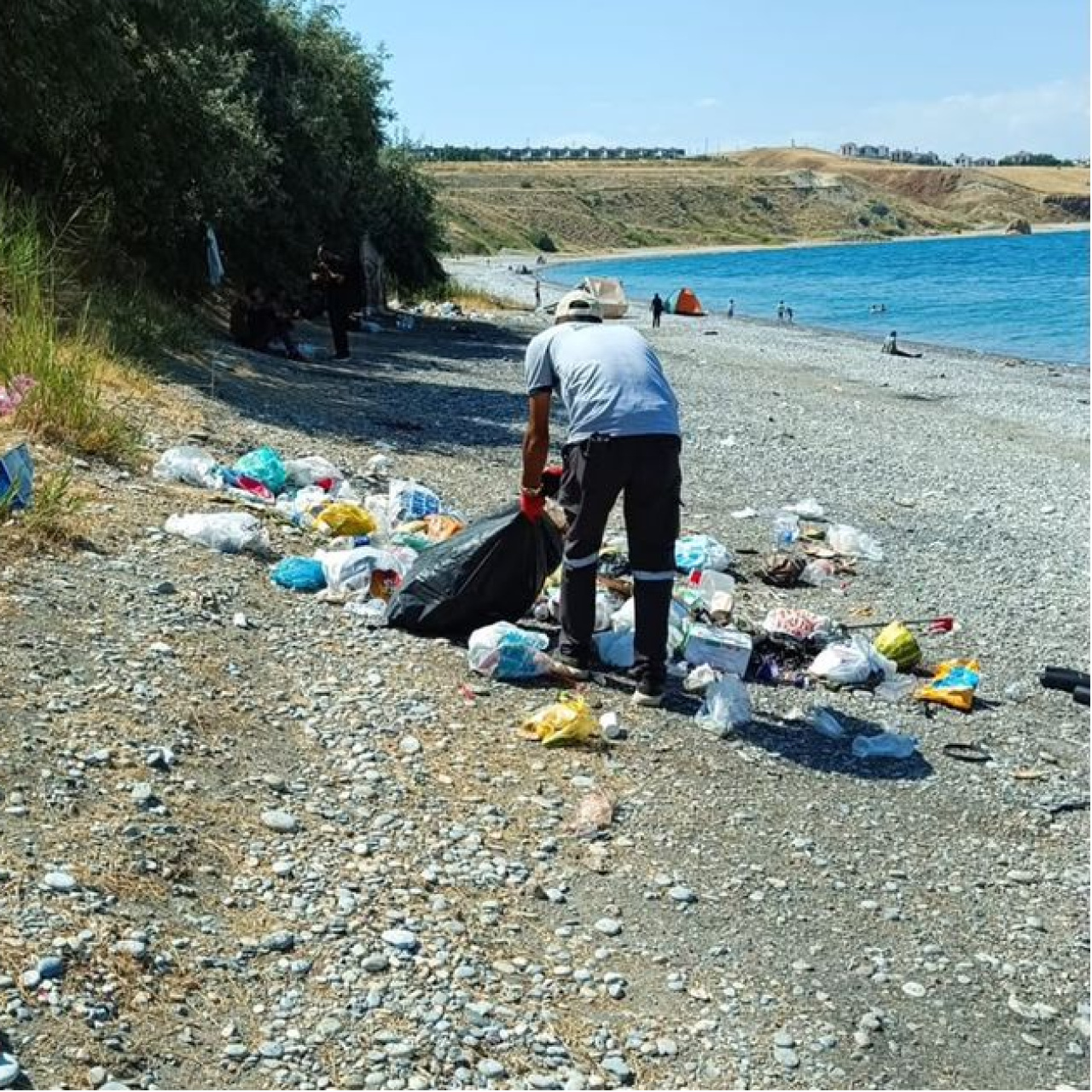 Van Gölü sahilini çöplüğe çevirdiler