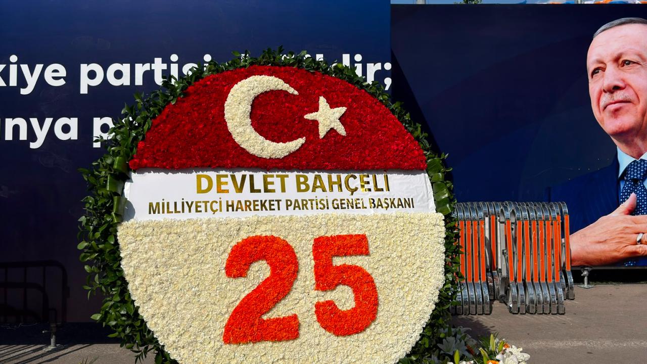 Devlet Bahçeliden AK Partinin 25. Korurdu Dönümüne Özel Çelenk Gönderildi