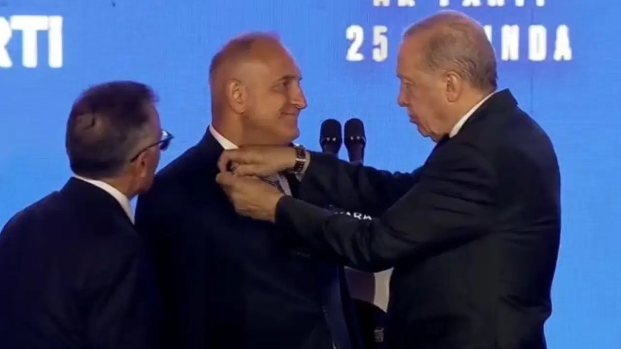Erdoğan Rozetleri Taktı: 3 Milletvekili ve 7 Belediye Başkanı AKP'ye Katıldı