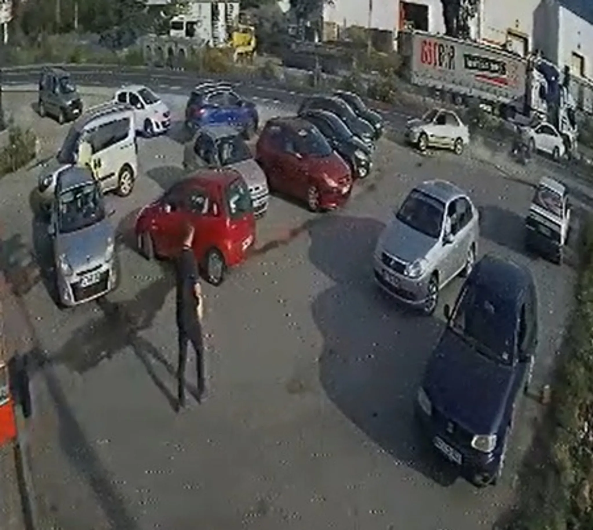 Zonguldak'ın Ereğli ilçesinde otomobil önce motosiklete, ardından park halindeki 5 araca çarptı: 3 yaralı! Kaza anı kamerada