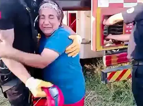 Yürekleri ısıtan görüntüler! İtfaiyeye sarılıp gözyaşı döktü: Kurban olayım sizlere