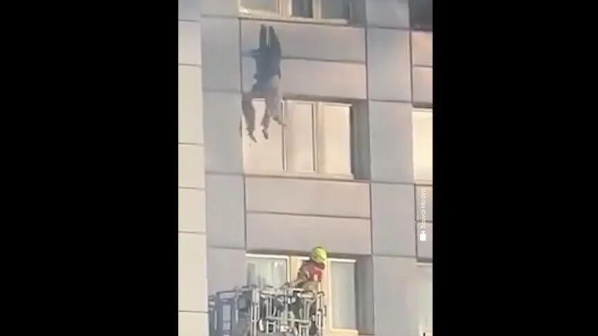 Almanya'da itfaiye merdiveni yetişmeyince 11. kattan iki kat yaralı kadın hafif yaralı olarak korunur