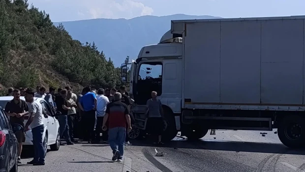 Bursa'da kamyon otomobile arkadan çarptı: 1 ölü, 2 yaralı
