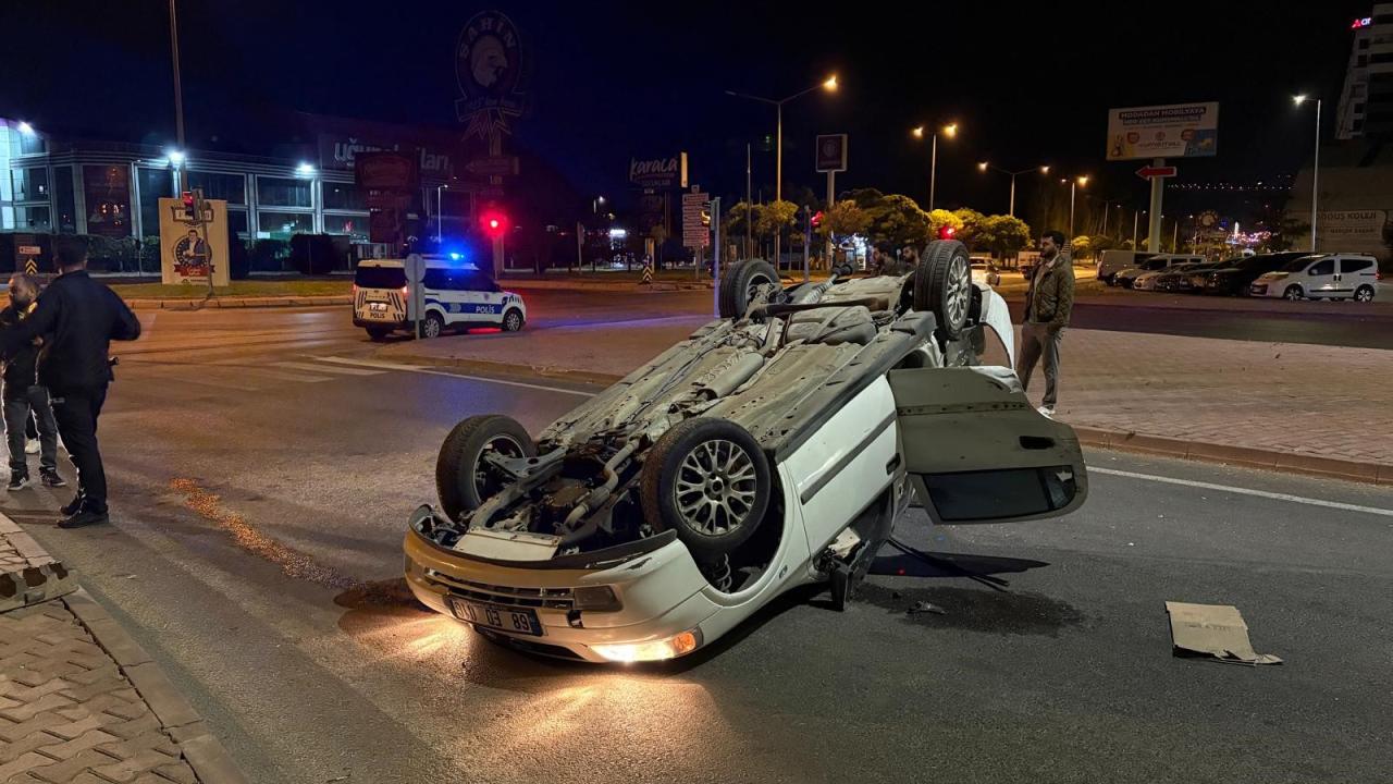 Kamyonla çarpışan otomobil savrulup takla attı