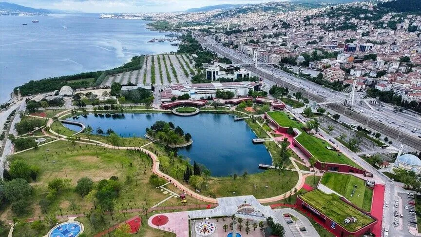 17 Ağustos Marmara Depremi'nin Gölcük ilçesine 27 yıl geçti