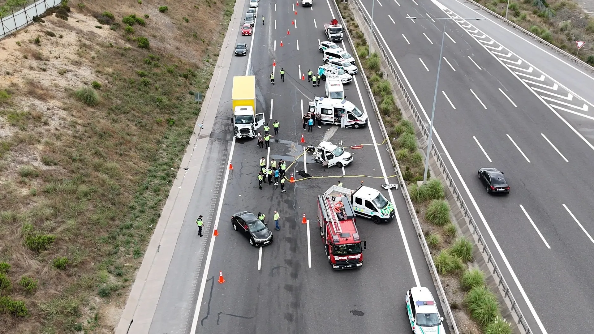 Kuzey Marmara Otoyolu'nda Feci Kazada Kamyon ile Otomobil Çarpıştırma: 1 Yolculara, 5 Yaralı