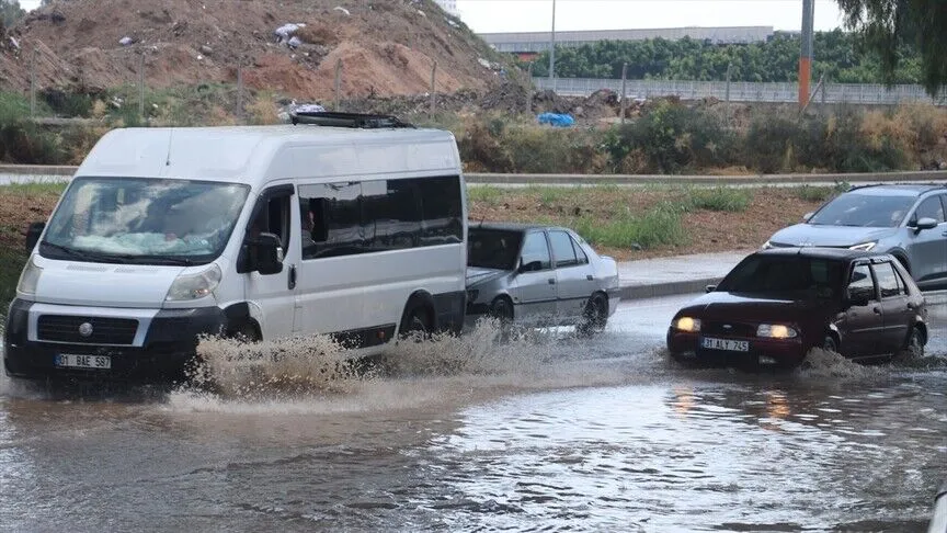 Adana ve Malatya'da Sağanak Etkili: Sıcak Rüzgarlar ve Su Birikintileri