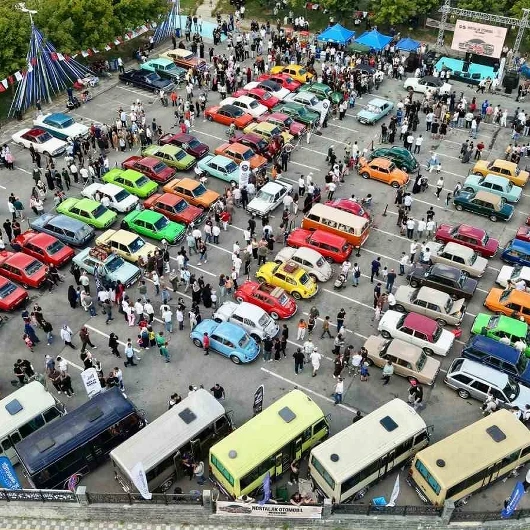 Arnavutköy’de zaman tüneli: 90 klasik otomobil aynı yerde buluştu
