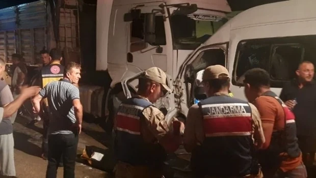 Hatay'da Feci Kaza: Servis Minibusu ile Tırın Çarpışması Sonucu Ölü ve Yaralılar Var