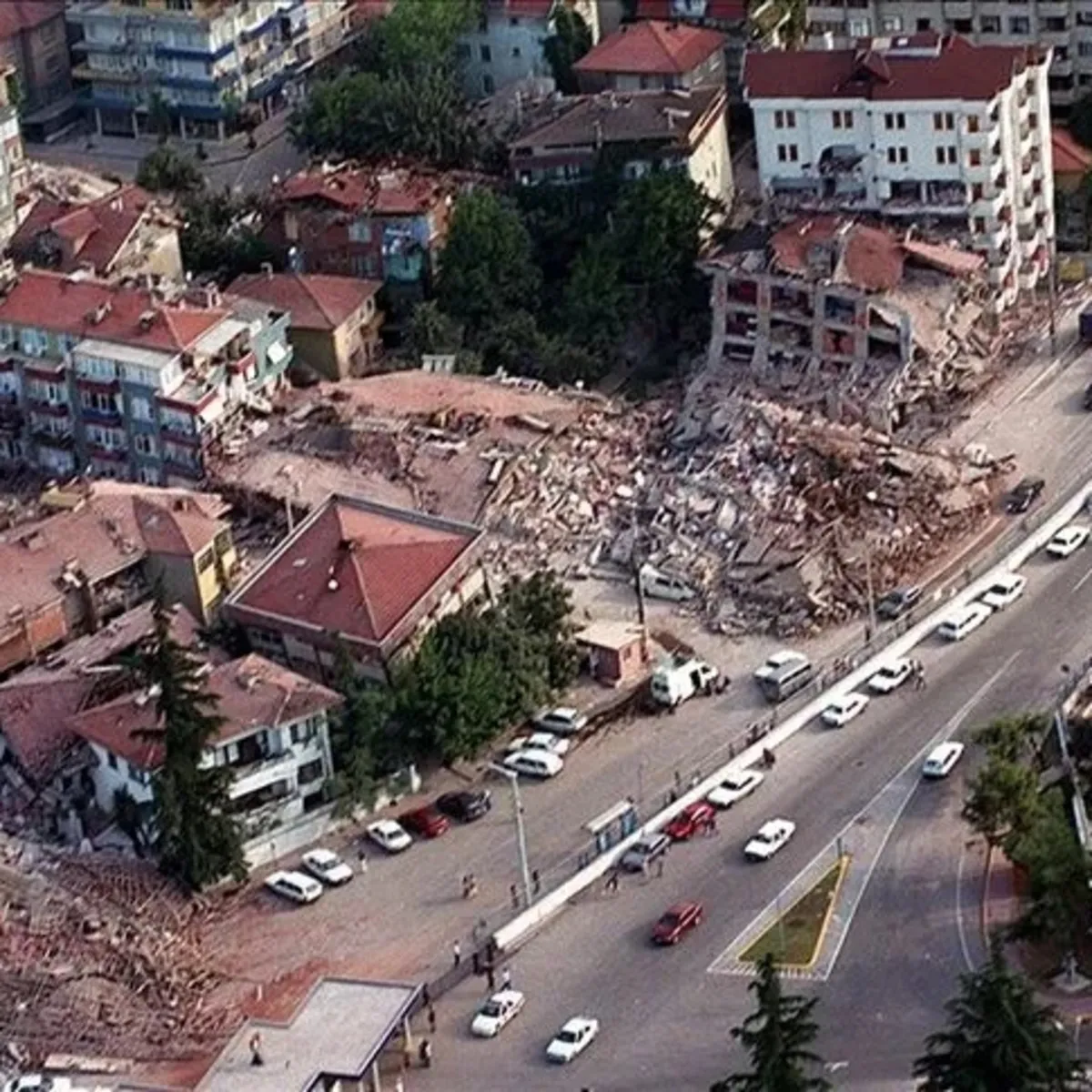 Marmara Depremi'nin 27. Yıllık Dönümü! Şehitler Dualarla Yatıştırıldı