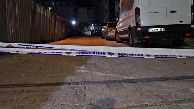 İstanbul'da inşaat alanında toprak kaydı, yolda çatlak oluştu