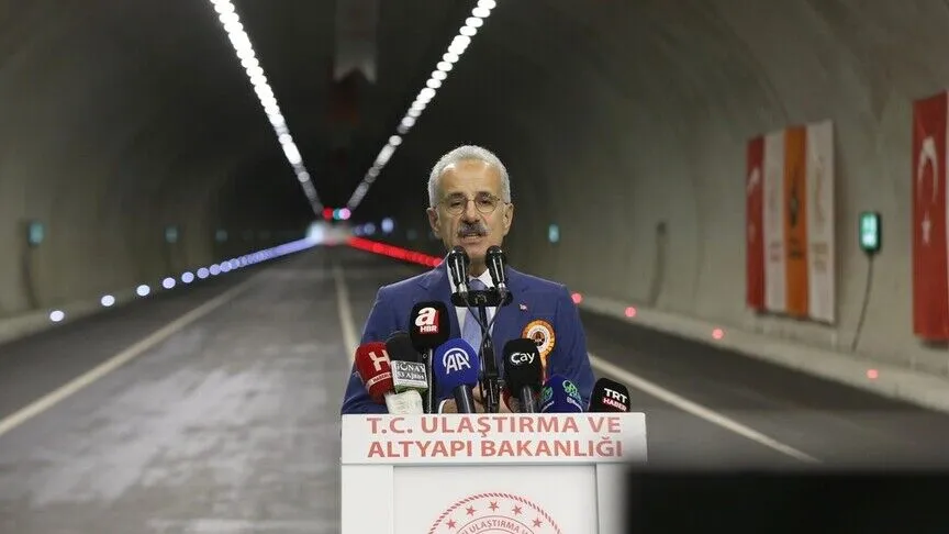 Bakan Uraloğlu: Son 24 yılda, kara yolu altyapımıza yaptığımız yatırımlarla Türkiye'yi adeta yeniden inşa ettik